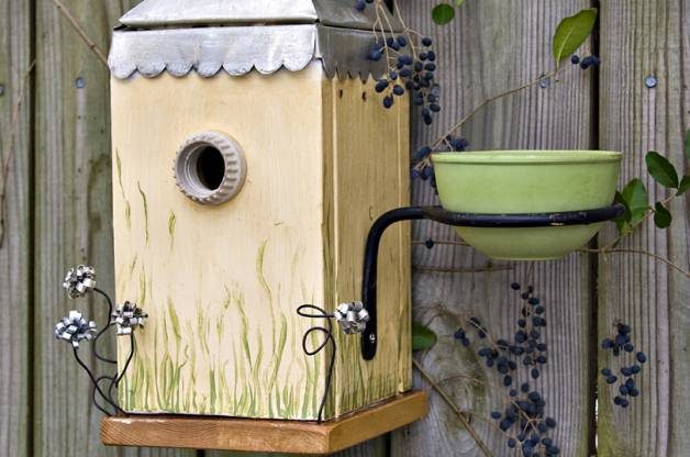 Nesting Box with Planter for Attracting Bluebirds - Birds and Blooms